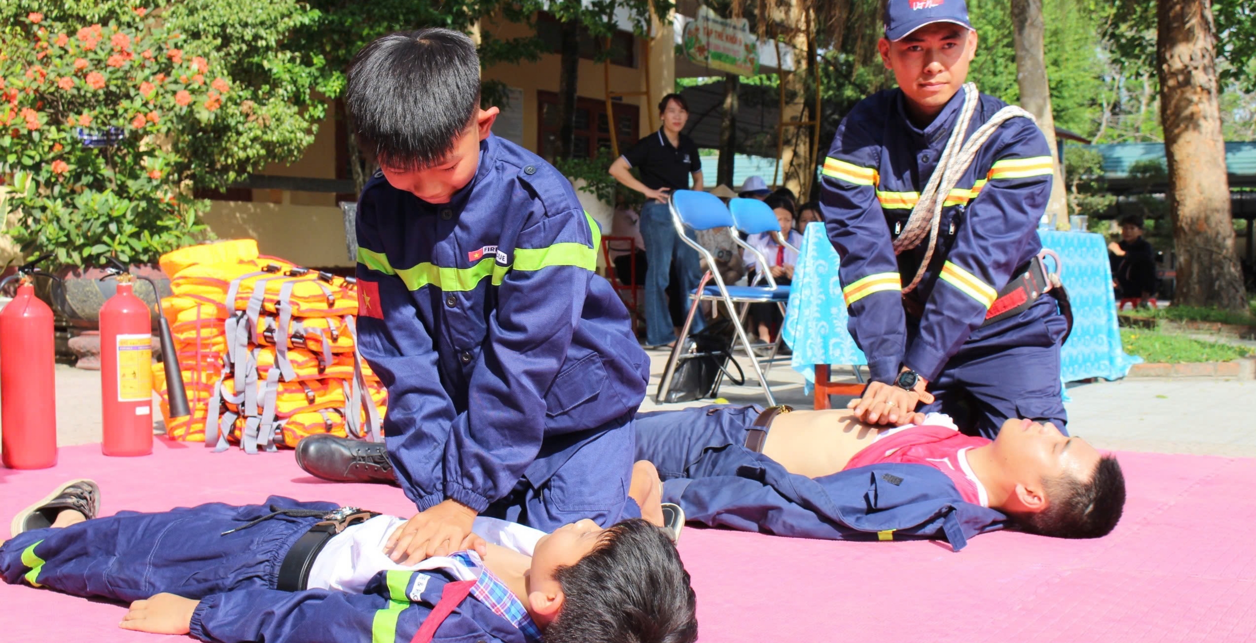 Hơn 500 giáo viên, học sinh trải nghiệm Phòng cháy chữa cháy và cứu nạn cứu hộ