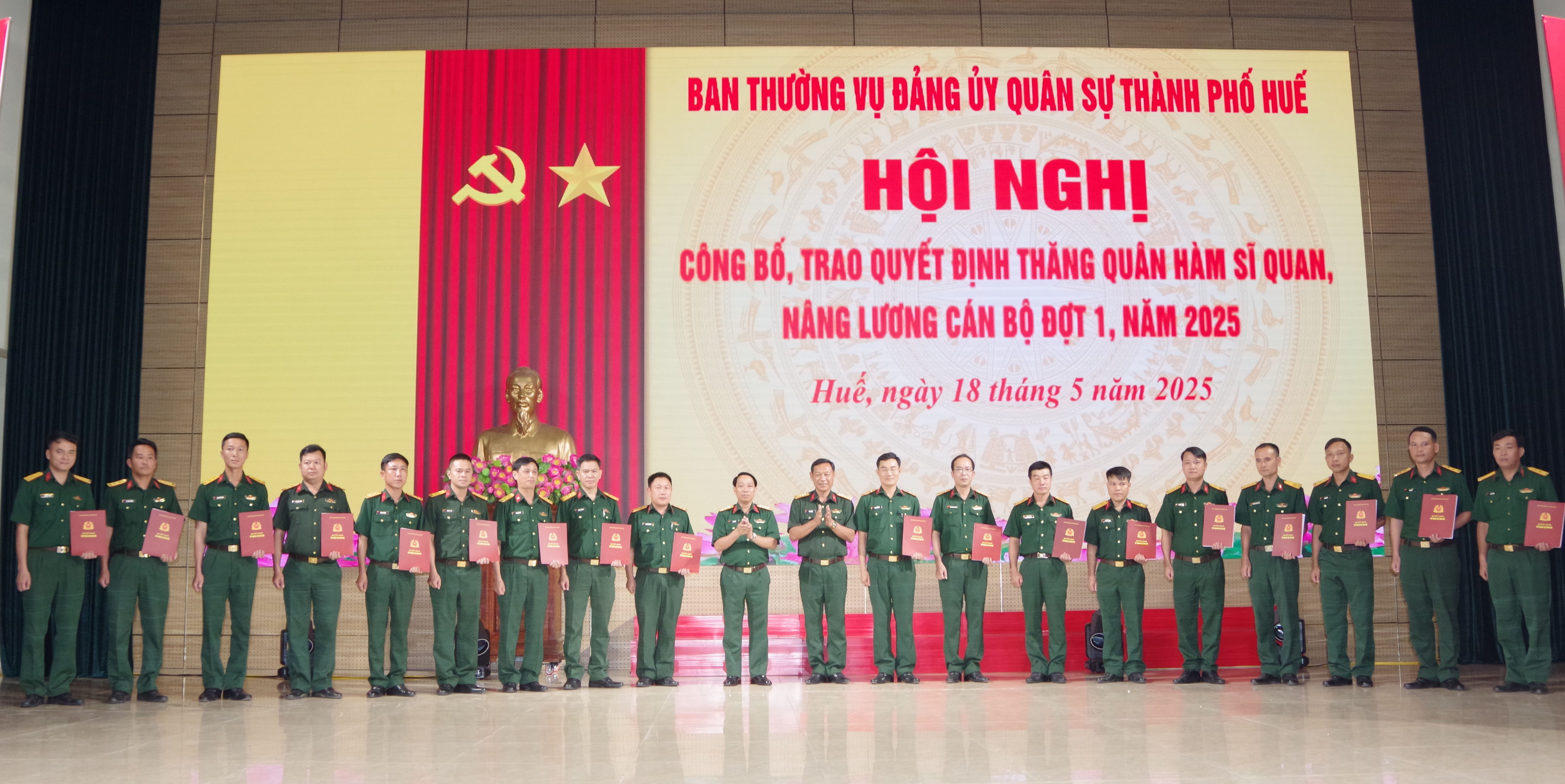 Thăng quân hàm sĩ quan và nâng lương cho 105 cán bộ