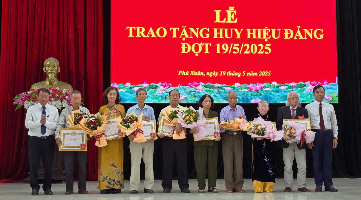 Trao Huy hiệu Đảng cho 130 đảng viên