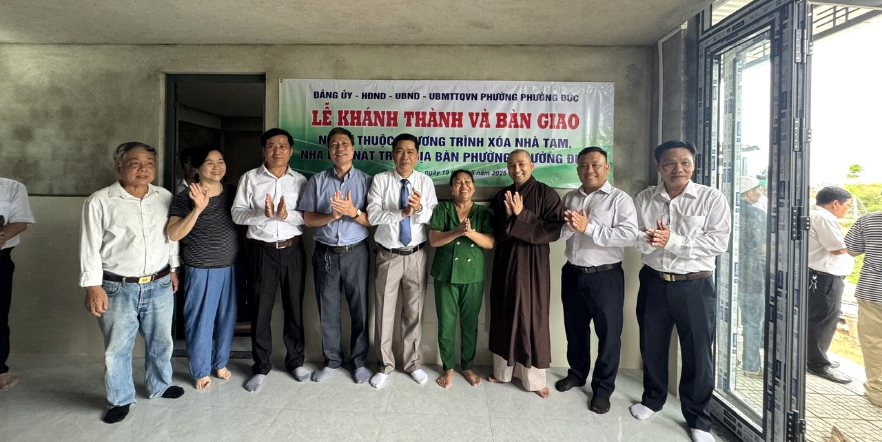 Bàn giao nhà tình nghĩa cho bà Nguyễn Thị Mừng