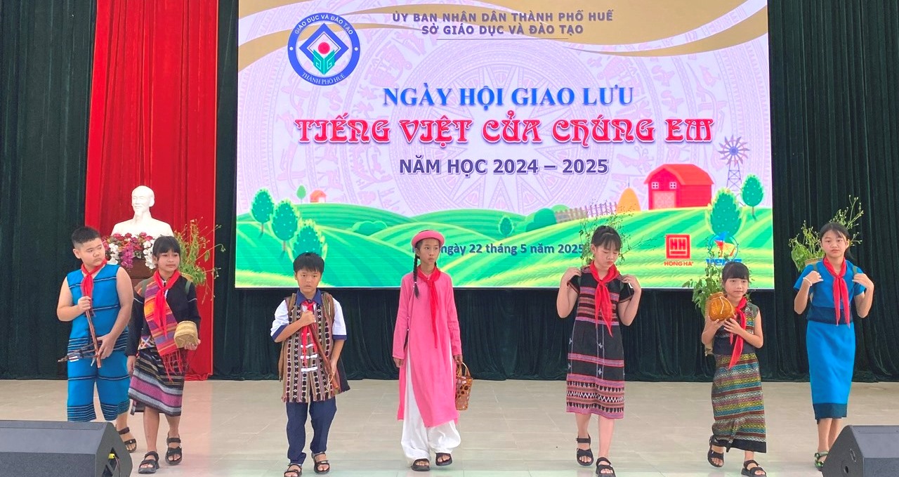 Học sinh dân tộc thiểu số tham gia ngày hội “Tiếng Việt của chúng em”