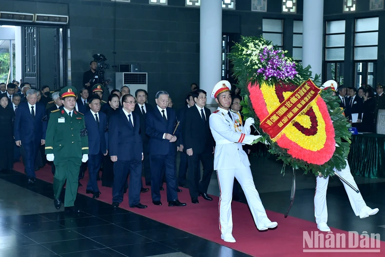 Xúc động những dòng ghi sổ tang viếng nguyên Chủ tịch nước Trần Đức Lương