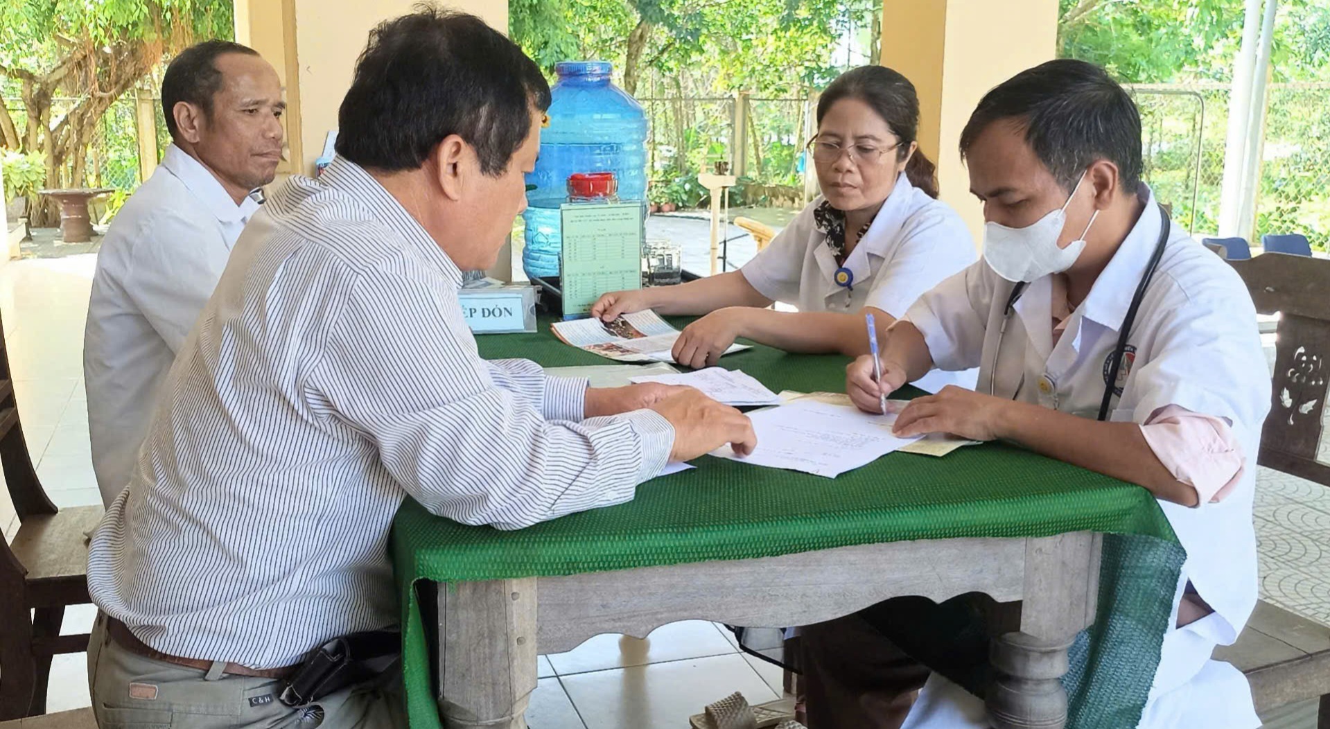 Giám sát hoạt động tiêm chủng tại huyện A Lưới