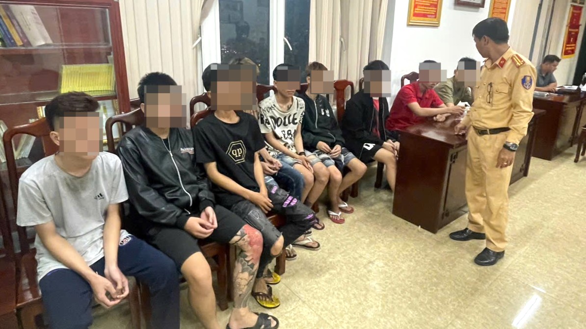 Làm rõ hành vi của 11 thanh thiếu niên mang theo vũ khí chạy trên đường