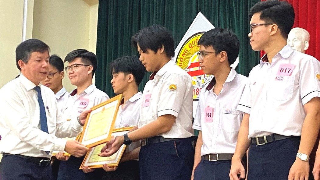 Vinh danh học sinh xuất sắc