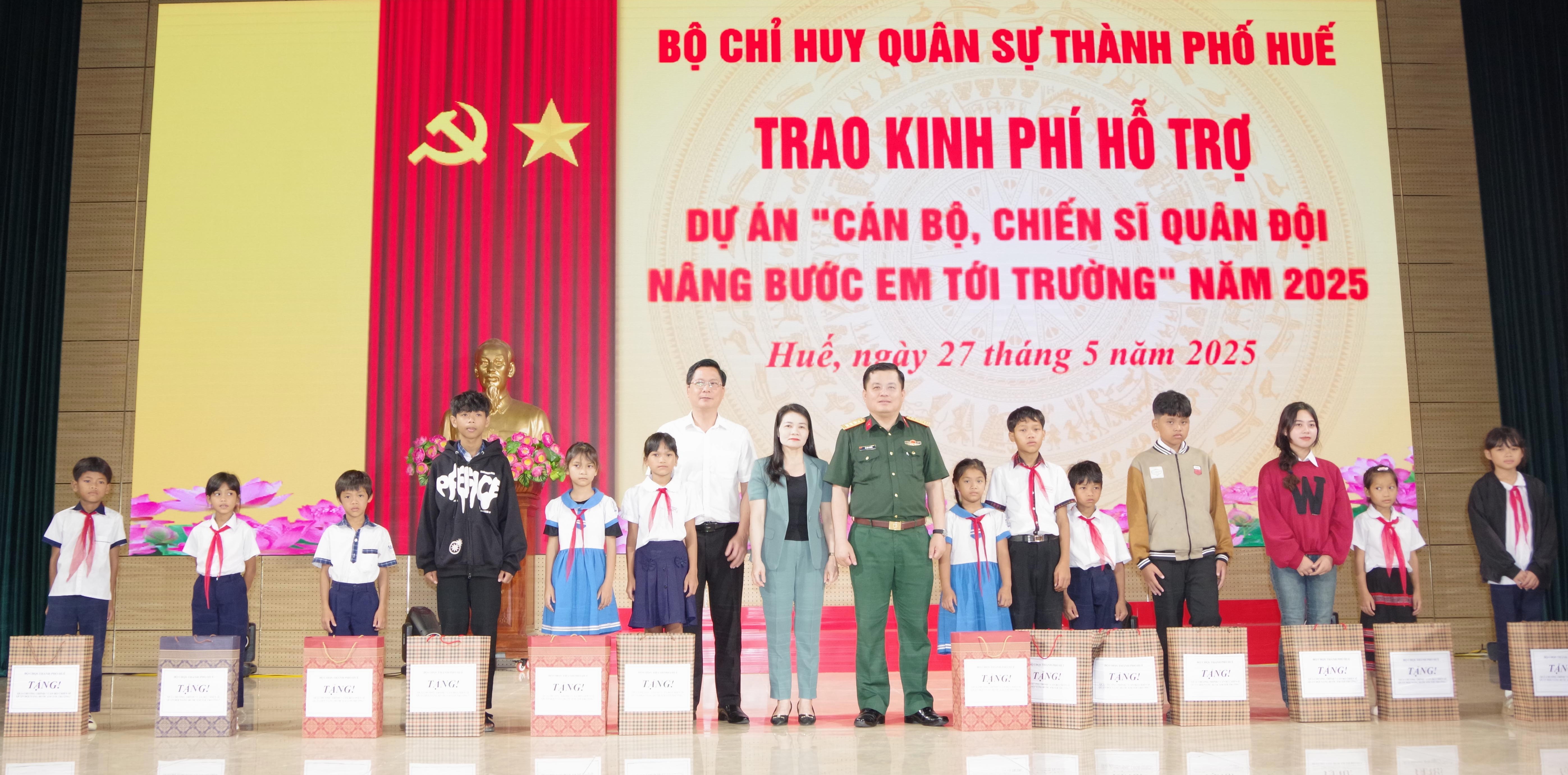 Trao 348 triệu đồng hỗ trợ “Nâng bước em tới trường”