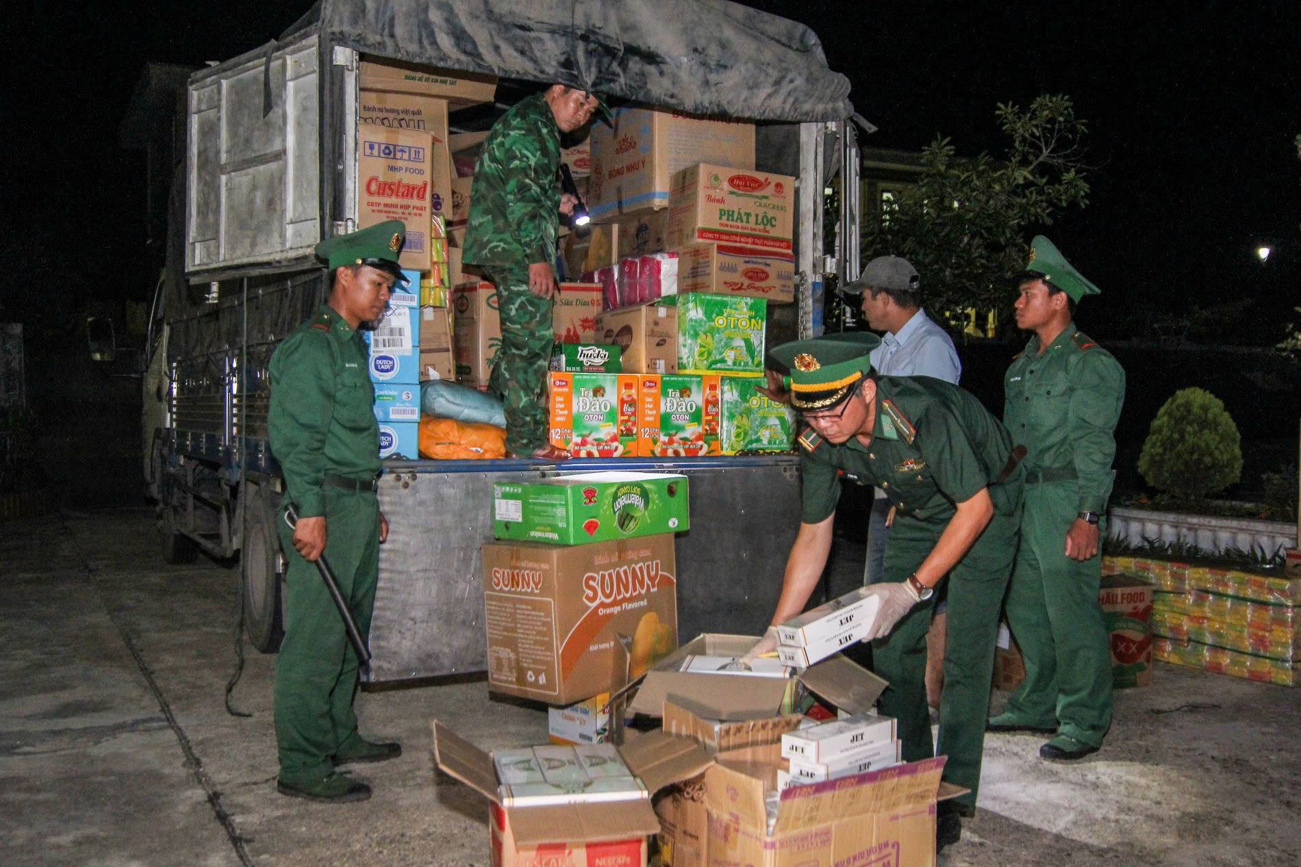 Bắt giữ thuốc lá vận chuyển trái phép qua vùng cao A Lưới