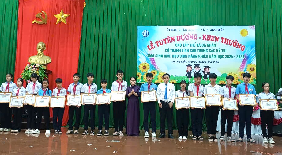 Phong Điền Tuyên dương tập thể, giáo viên, học sinh đạt thành tích cao năm học 2024-2025