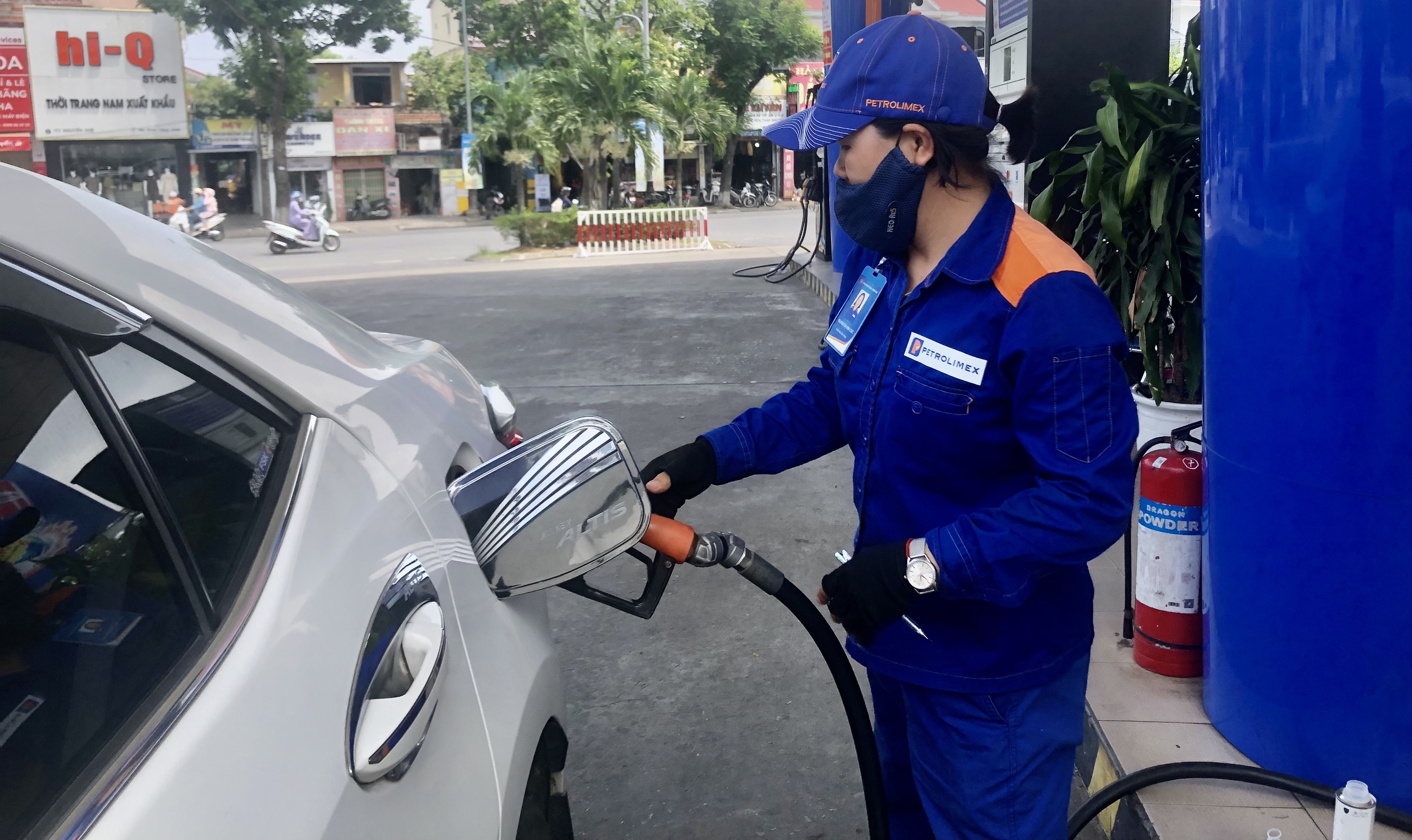 Giá xăng tăng nhẹ, giá dầu lại giảm