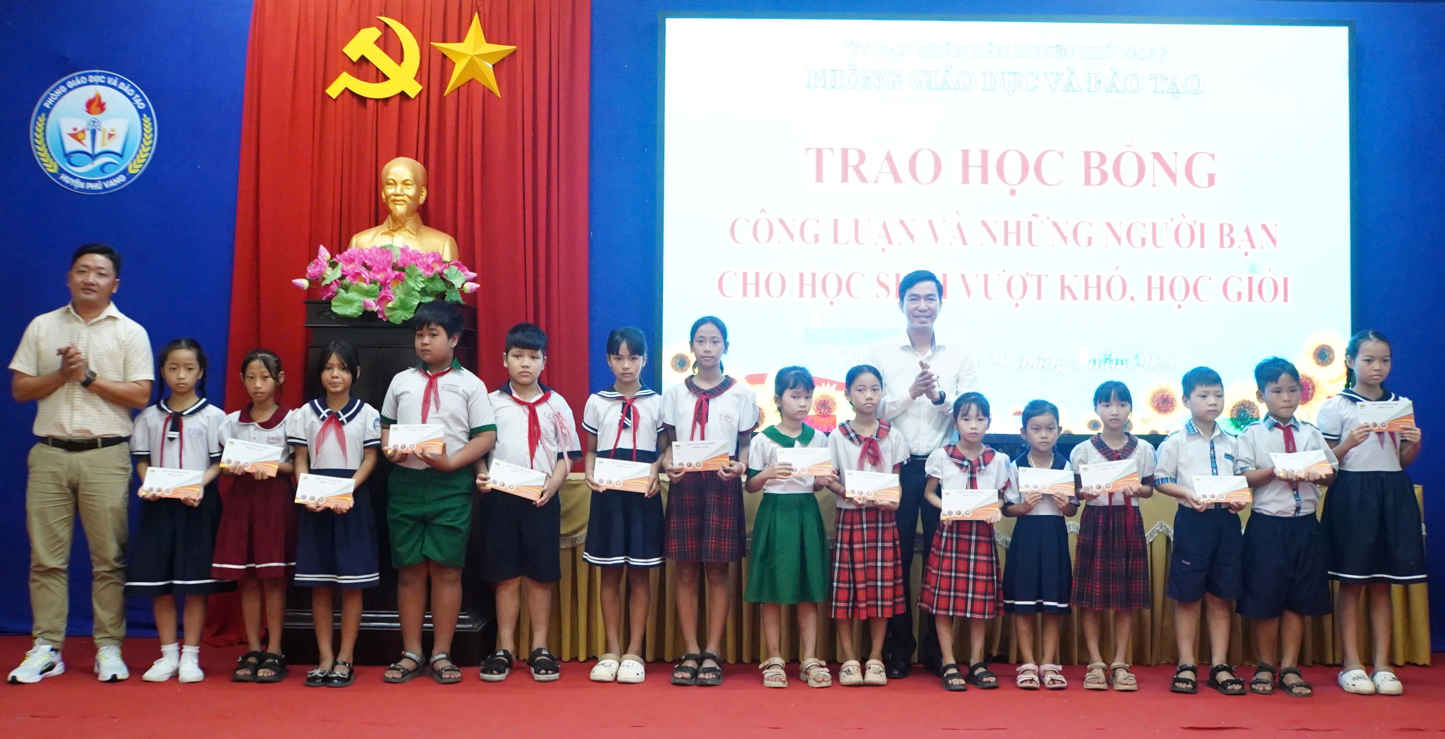 Phú Vang Trao học bổng cho học sinh nghèo vượt khó, học giỏi