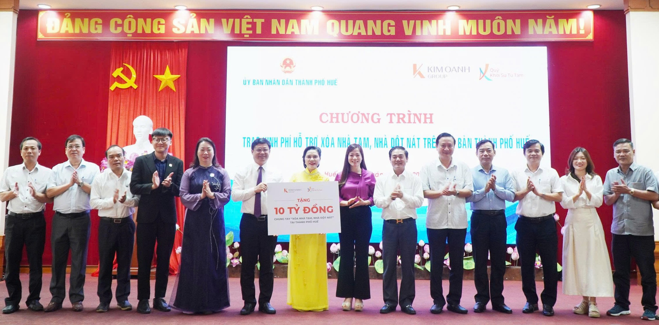 Trao 10 tỷ đồng hỗ trợ xoá nhà tạm, nhà dột nát