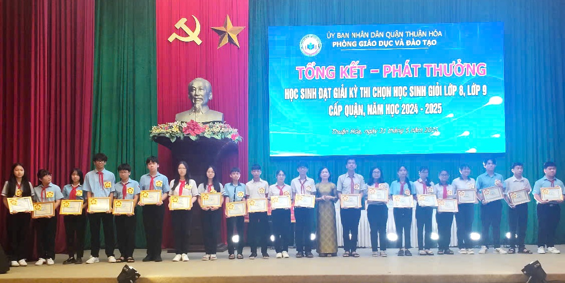Quận Thuận Hóa khen thưởng 152 học sinh xuất sắc