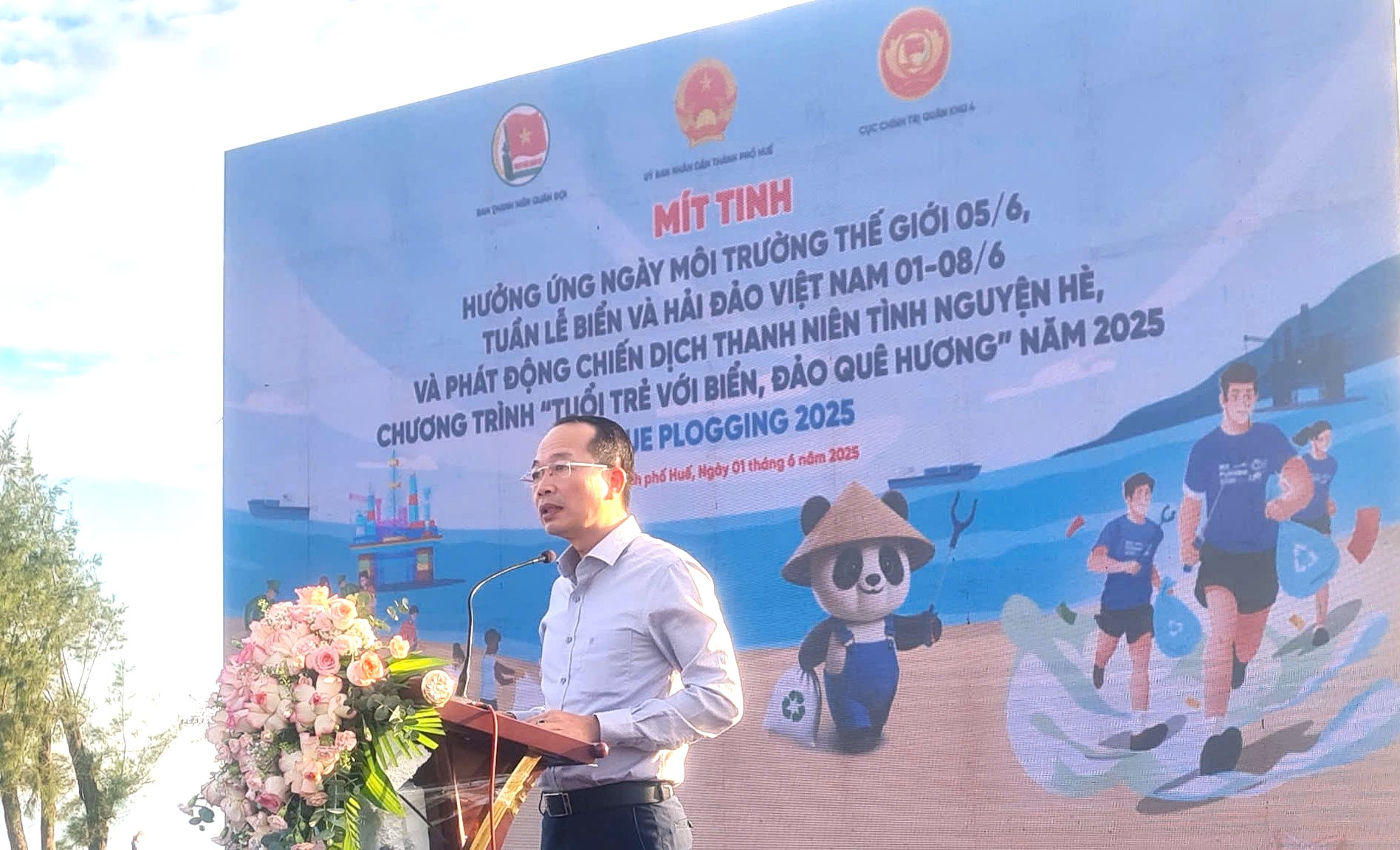 Nhặt rác hưởng ứng Ngày Môi trường thế giới