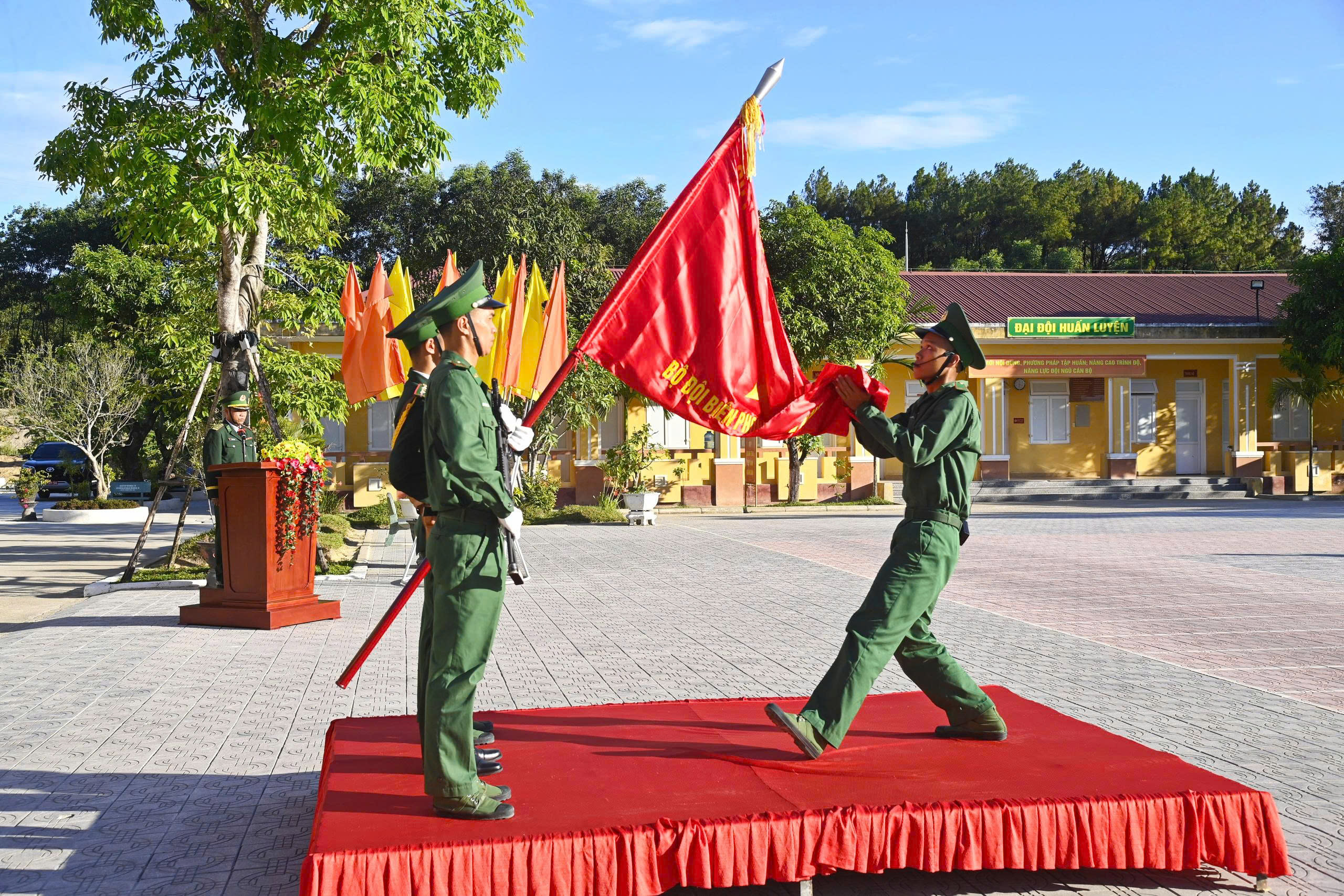 Chiến sĩ mới tuyên thệ dưới lá cờ Quyết thắng