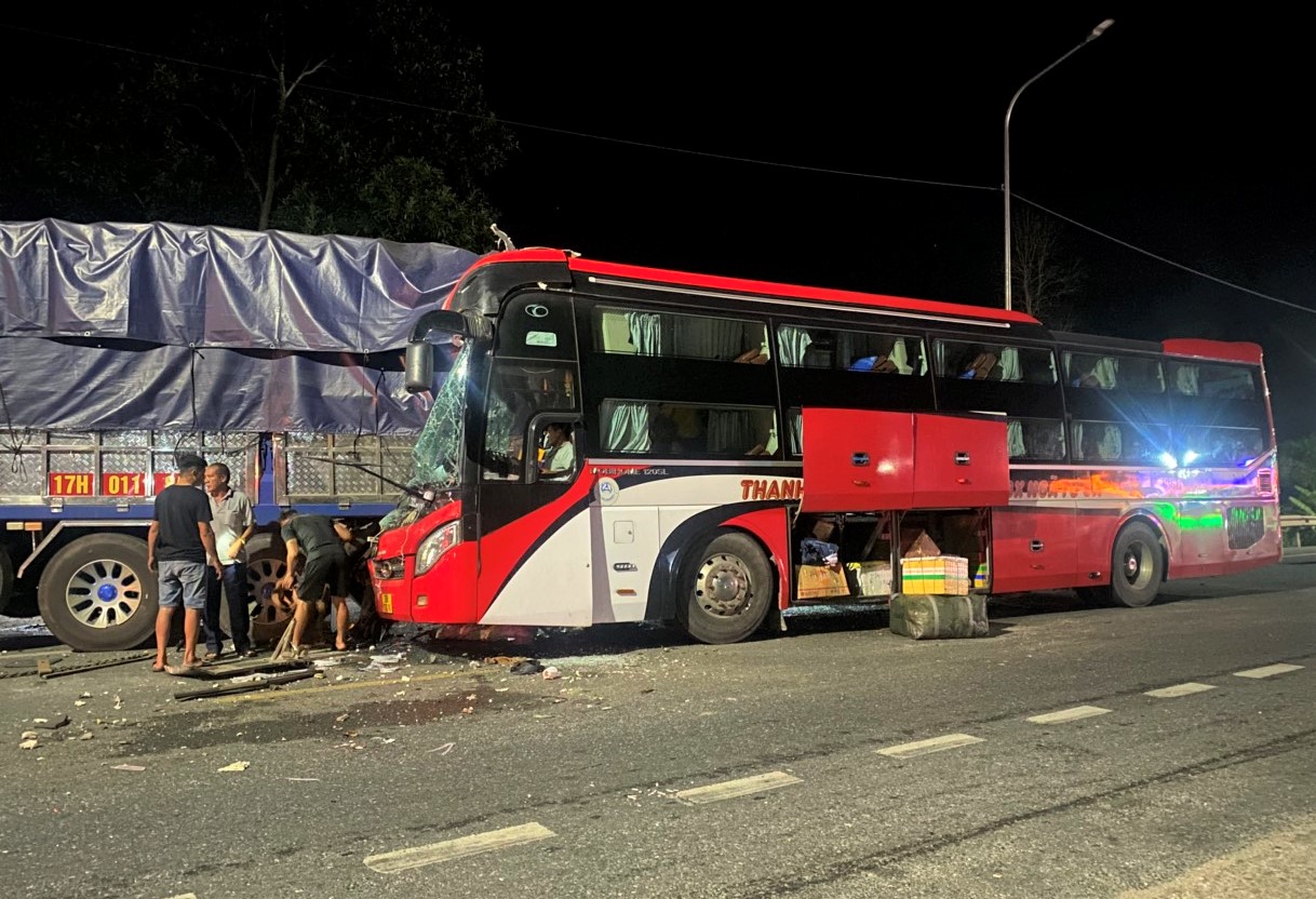 Va chạm xe khách và xe tải trên đường tránh Huế, 1 người tử vong