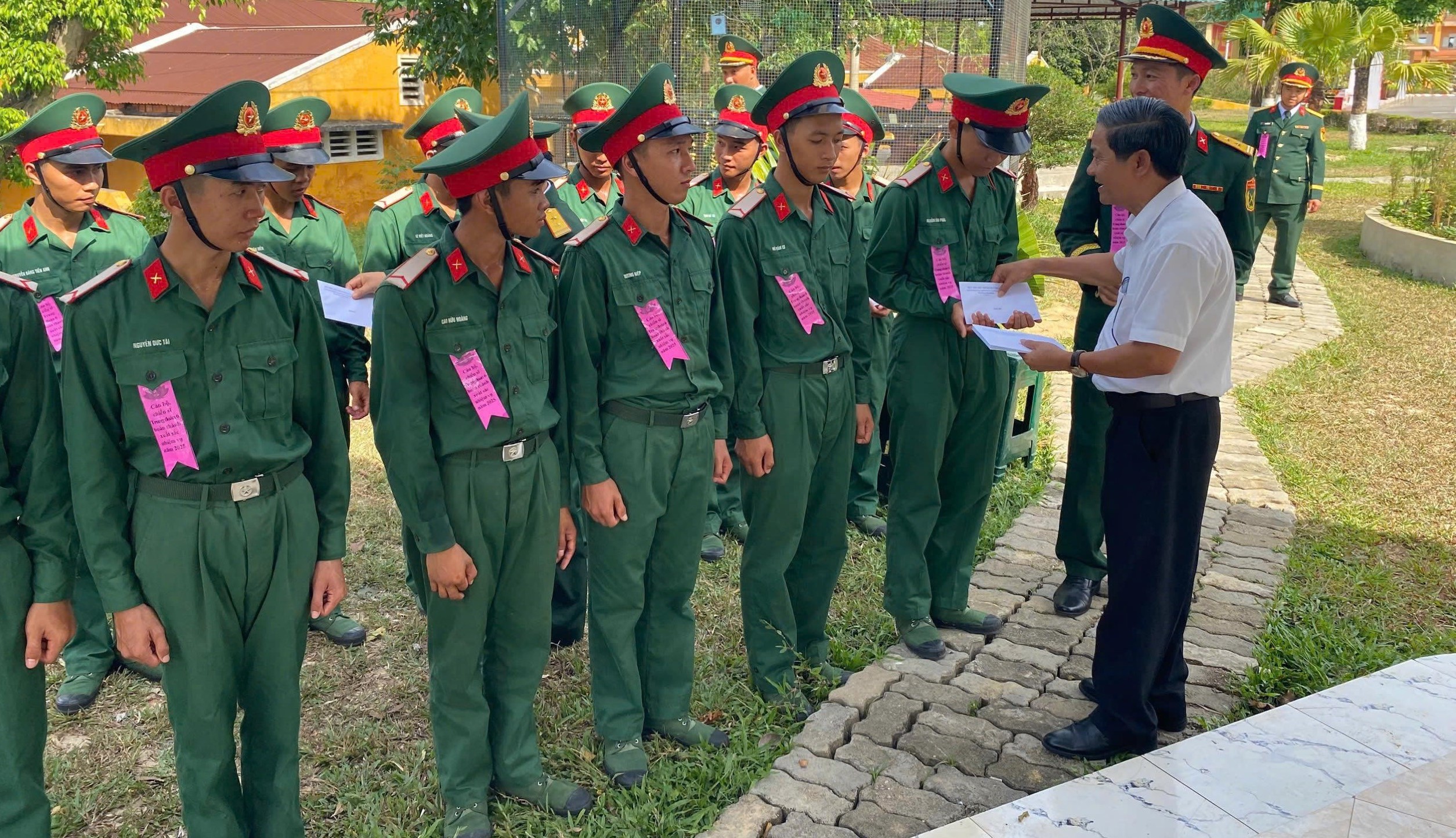 Lãnh đạo TX Phong Điền thăm, tặng quà chiến sĩ mới