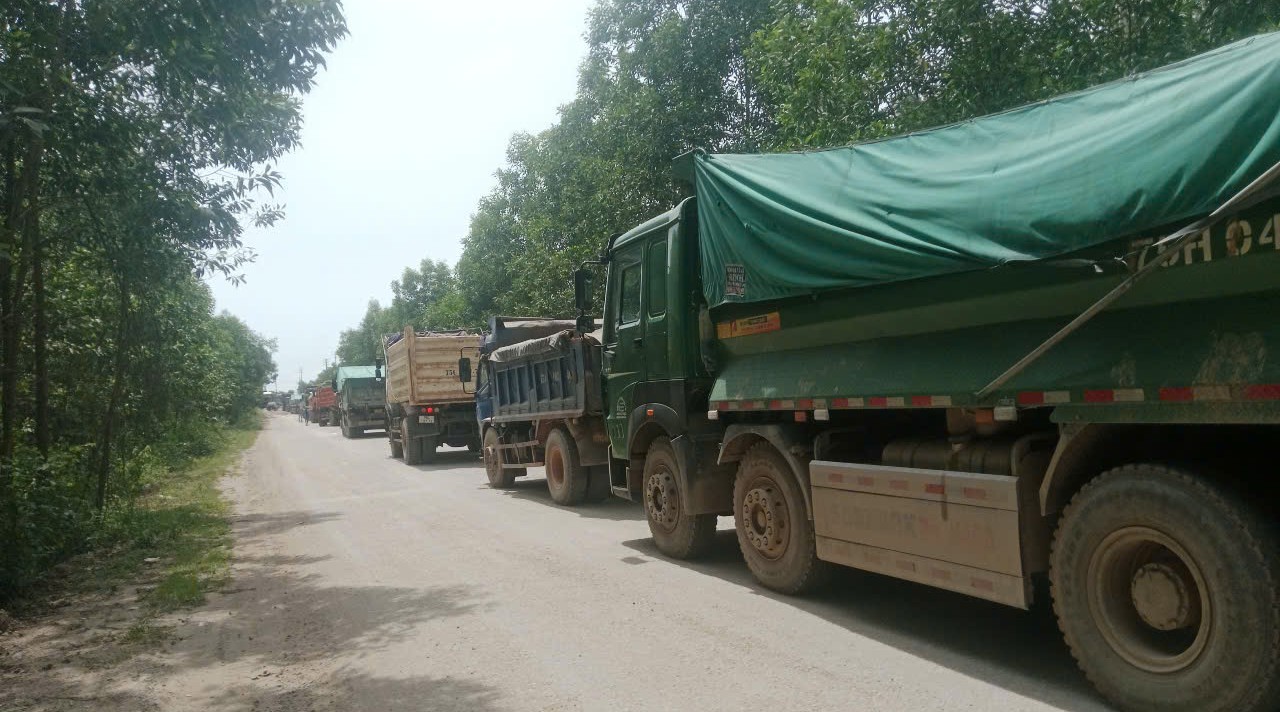 Người dân chặn Tỉnh lộ 9 ngăn xe quá tải