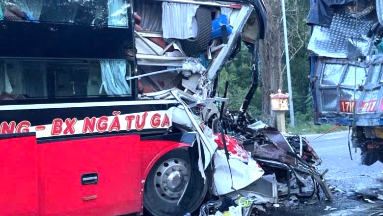 Va chạm giữa ô tô khách và xe tải khiến một người tử vong