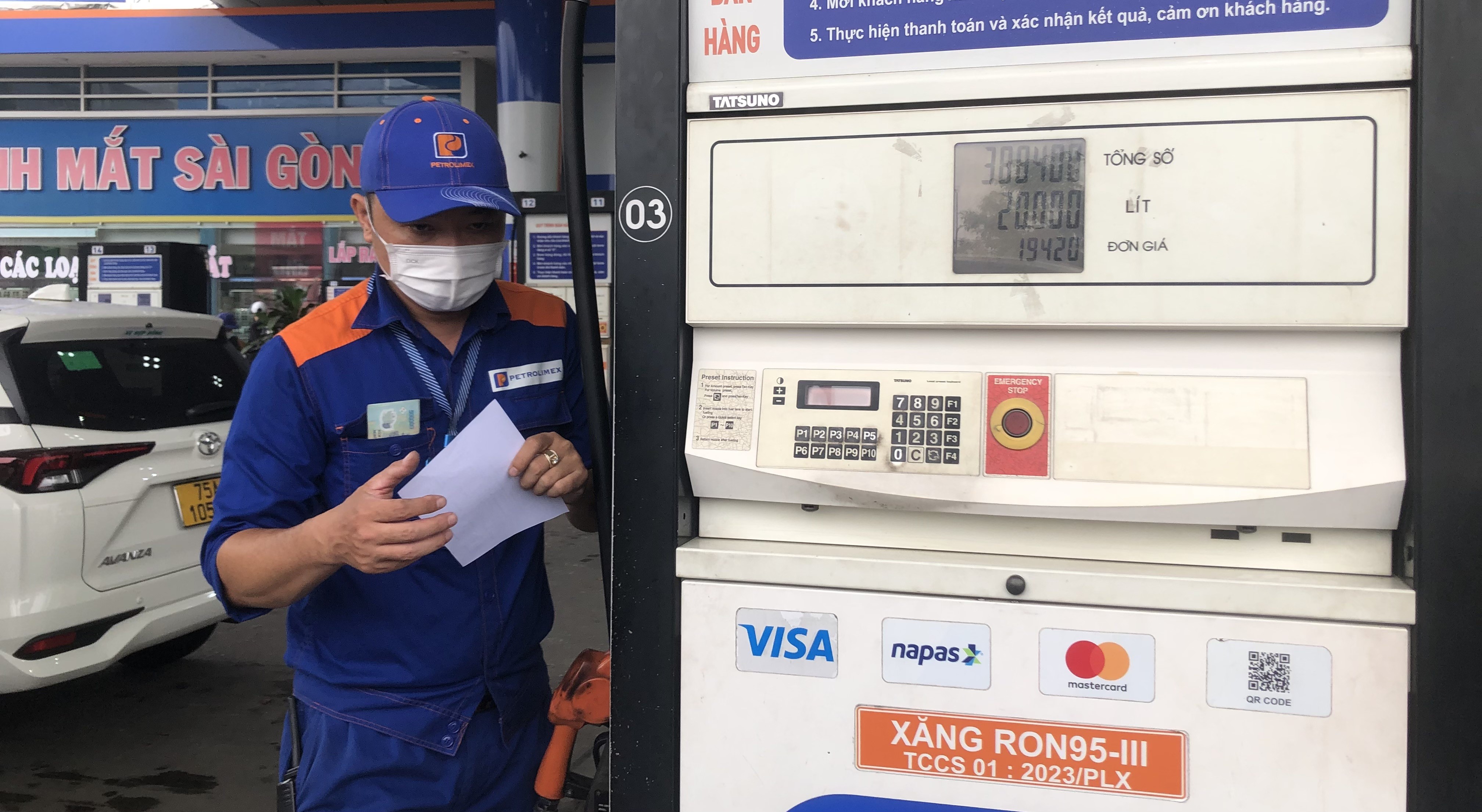 Giá xăng RON 95 tăng sát mốc 20 000 đồng lít