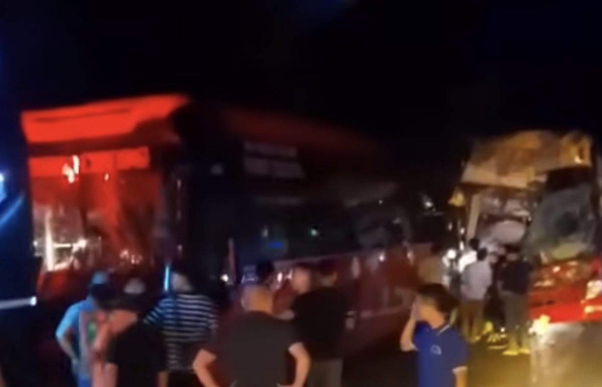 3 xe khách va chạm liên hoàn trên đường tránh Huế