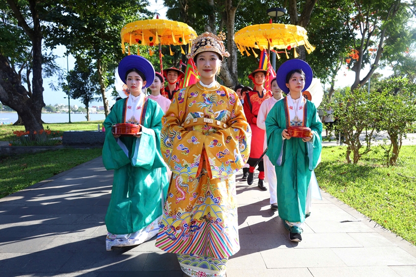 Cổ phục Việt khoe sắc trên đường phố Huế