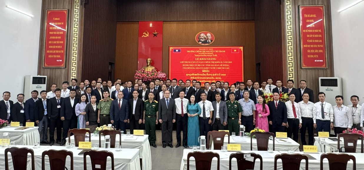 Khai giảng lớp trung cấp lý luận chính trị dành cho 50 cán bộ các tỉnh Nam Trung Lào