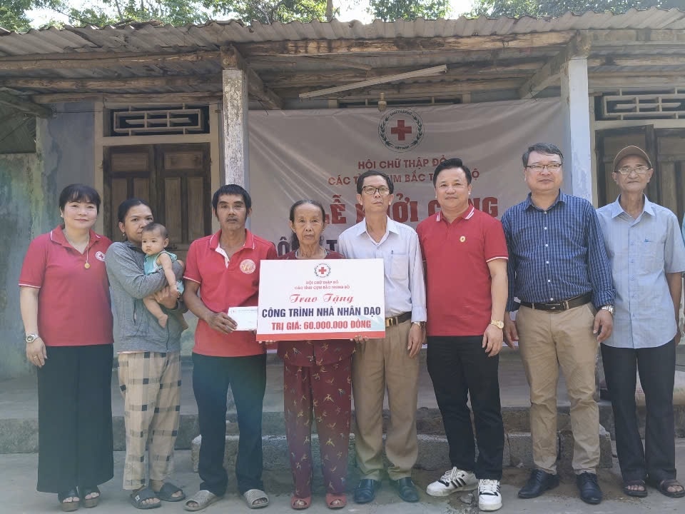 Xây mới, sửa chữa nhà cho hộ cận nghèo