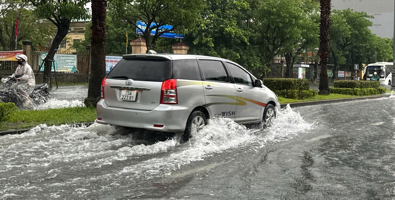 Mưa lớn, nhiều tuyến đường ngập sâu, mất điện