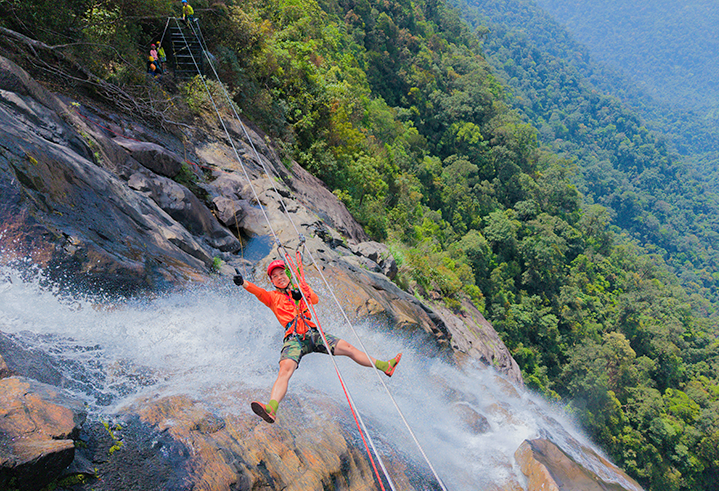 Trượt zipline qua thác Đỗ Quyên