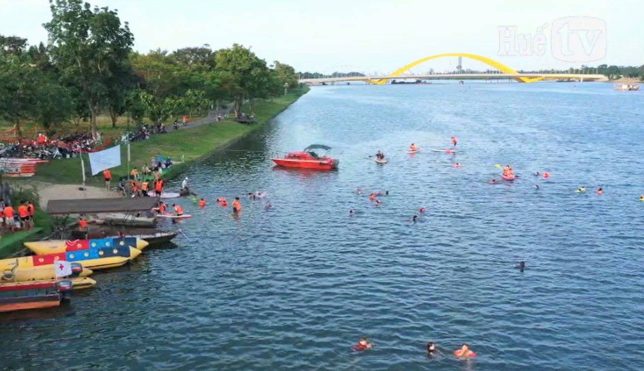 Khách Hà Nội thích thú bơi lội trên sông Hương