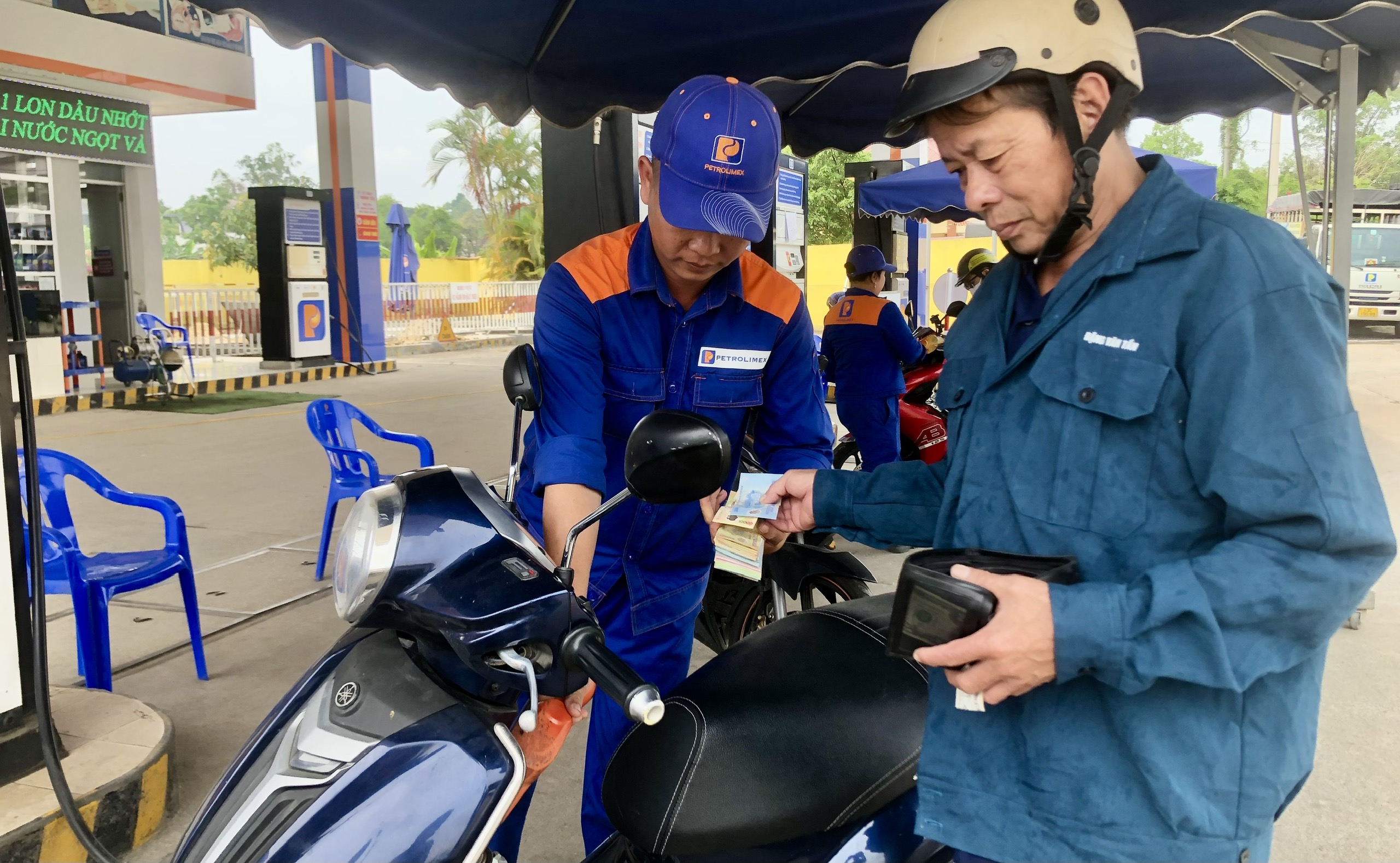 Giá xăng tăng lần thứ 3 liên tiếp