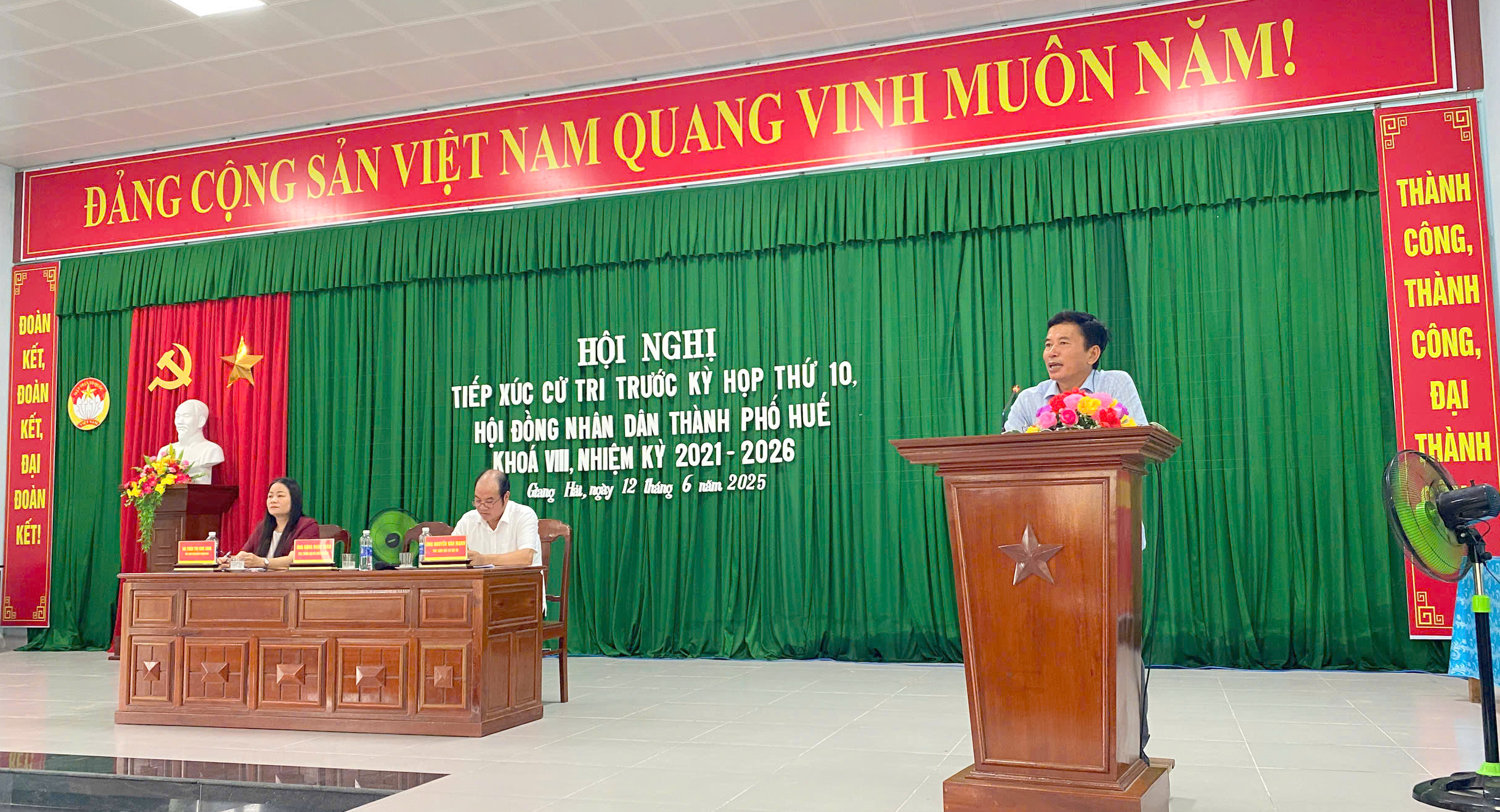 Cử tri quan tâm phụ cấp nhân viên y tế thôn, tổ dân phố