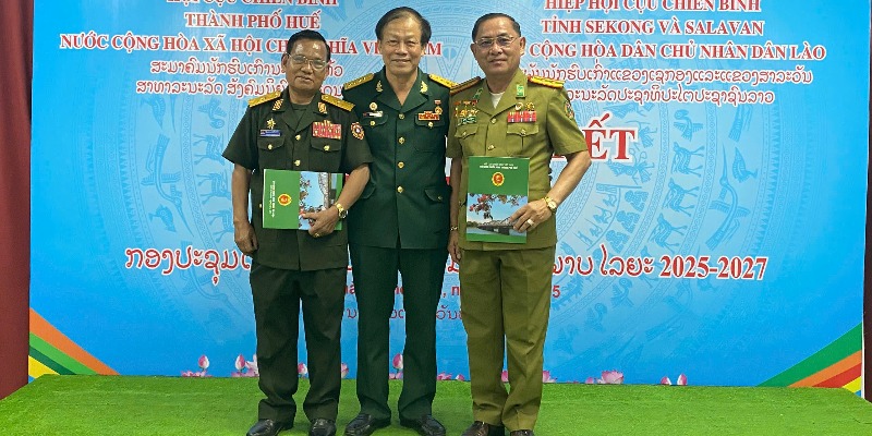 Cựu chiến binh hai tỉnh Salavan và Sekong sang thăm và làm việc