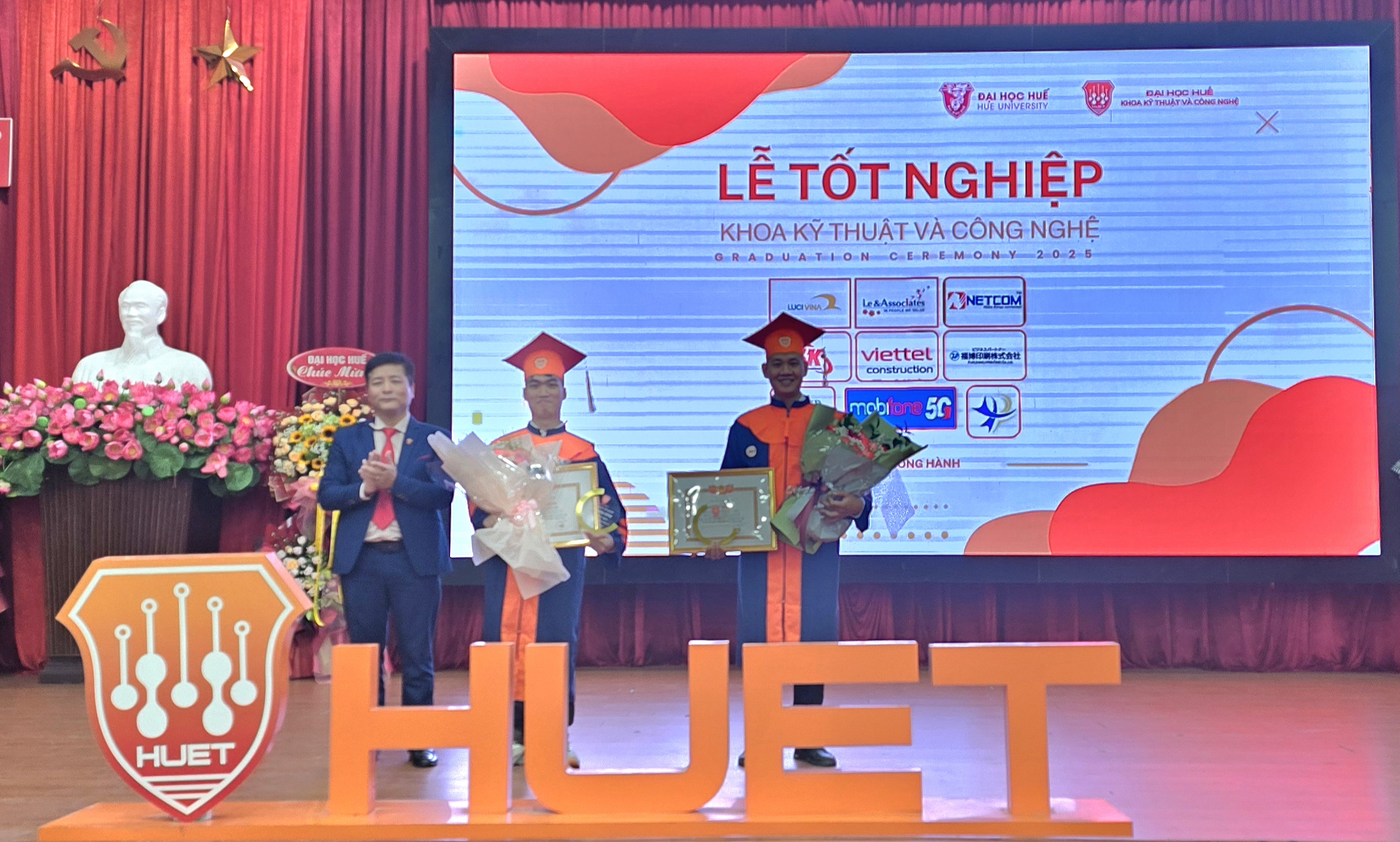 Trao bằng tốt nghiệp cho 66 tân kỹ sư và 5 tân thạc sĩ khóa đầu tiên