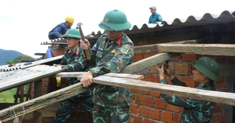 Giúp dân khắc phục hậu quả bão số 1