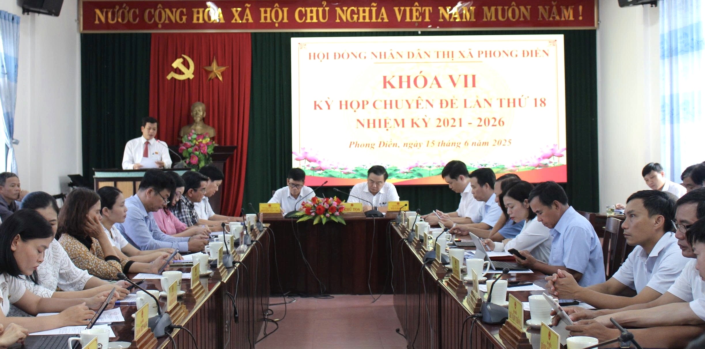 HĐND thị xã Phong Điền thông qua nhiều nghị quyết quan trọng