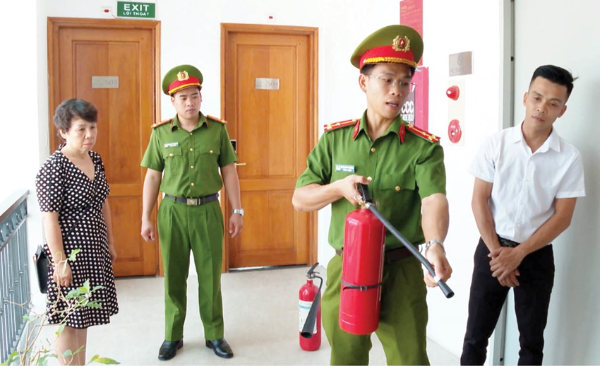 Cán bộ, chiến sĩ Phòng Cảnh sát PCCC&CNCH hướng dẫn kỹ năng sử dụng bình chữa cháy cho nhân viên các cơ sở dịch vụ lưu trú