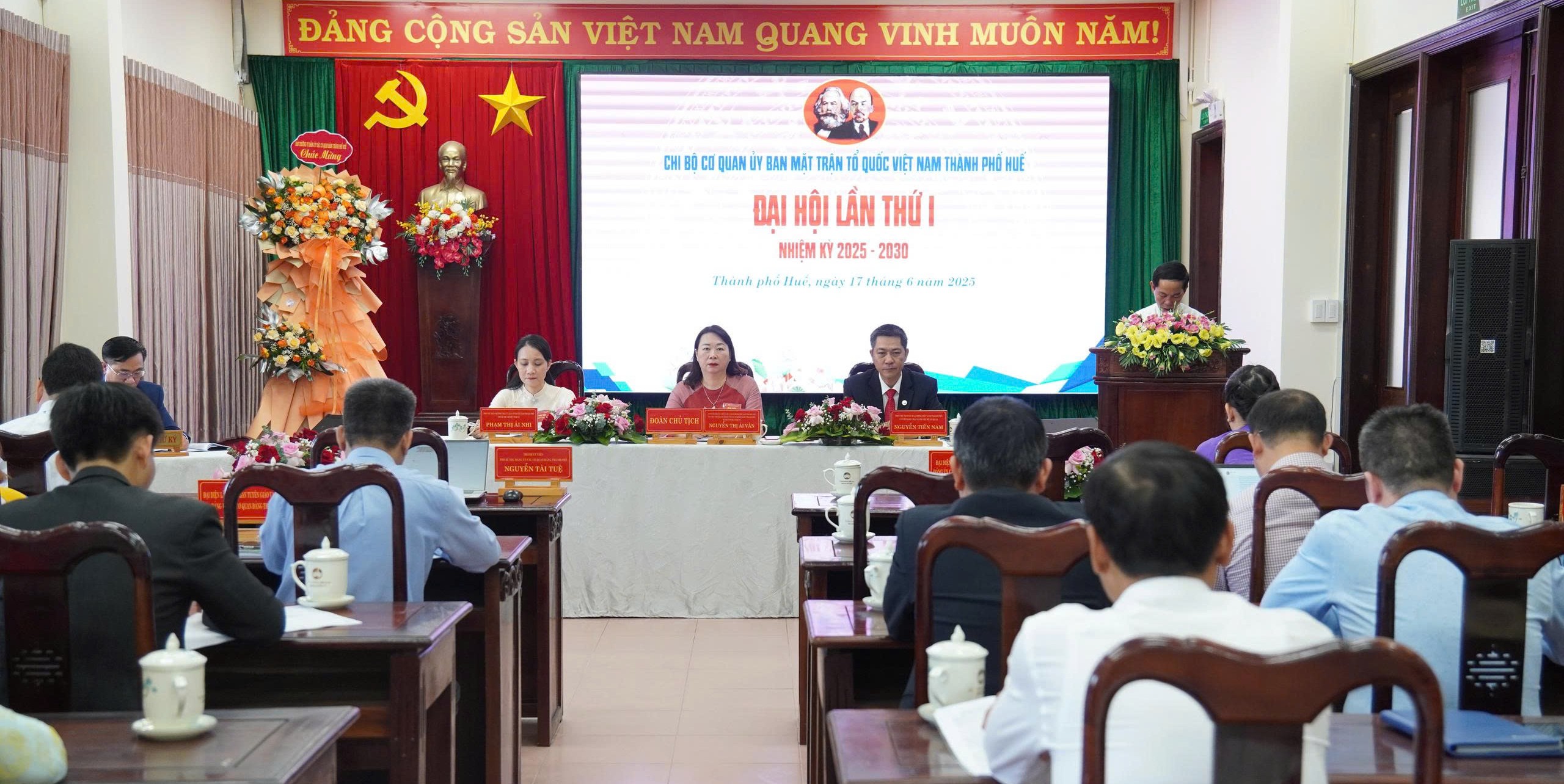 Bà Nguyễn Thị Ái Vân làm Bí thư Chi bộ cơ quan Ủy ban MTTQVN thành phố Huế