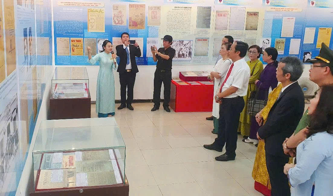 Hiểu thêm về báo chí Huế qua những hiện vật