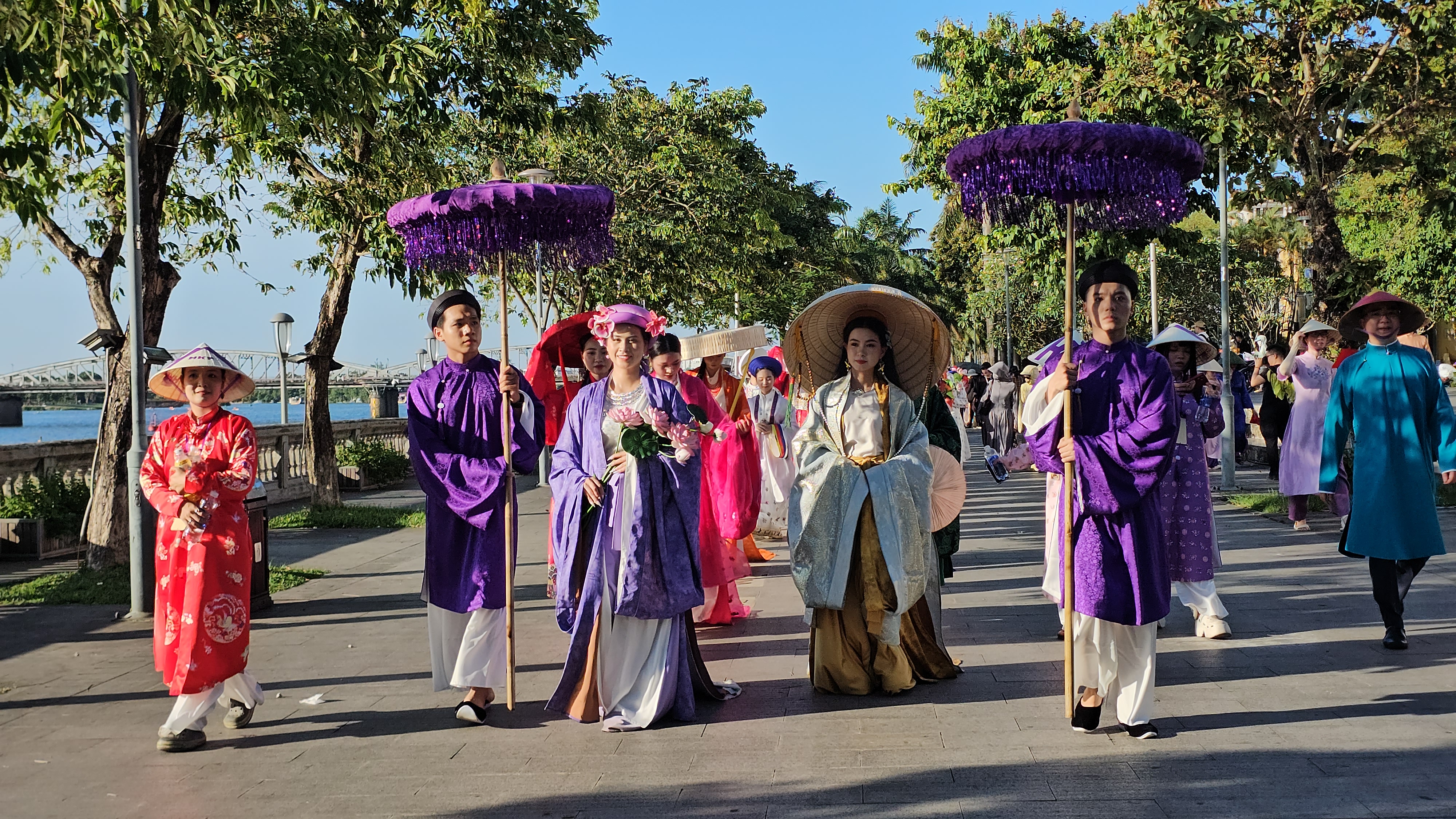 Dư địa từ áo dài