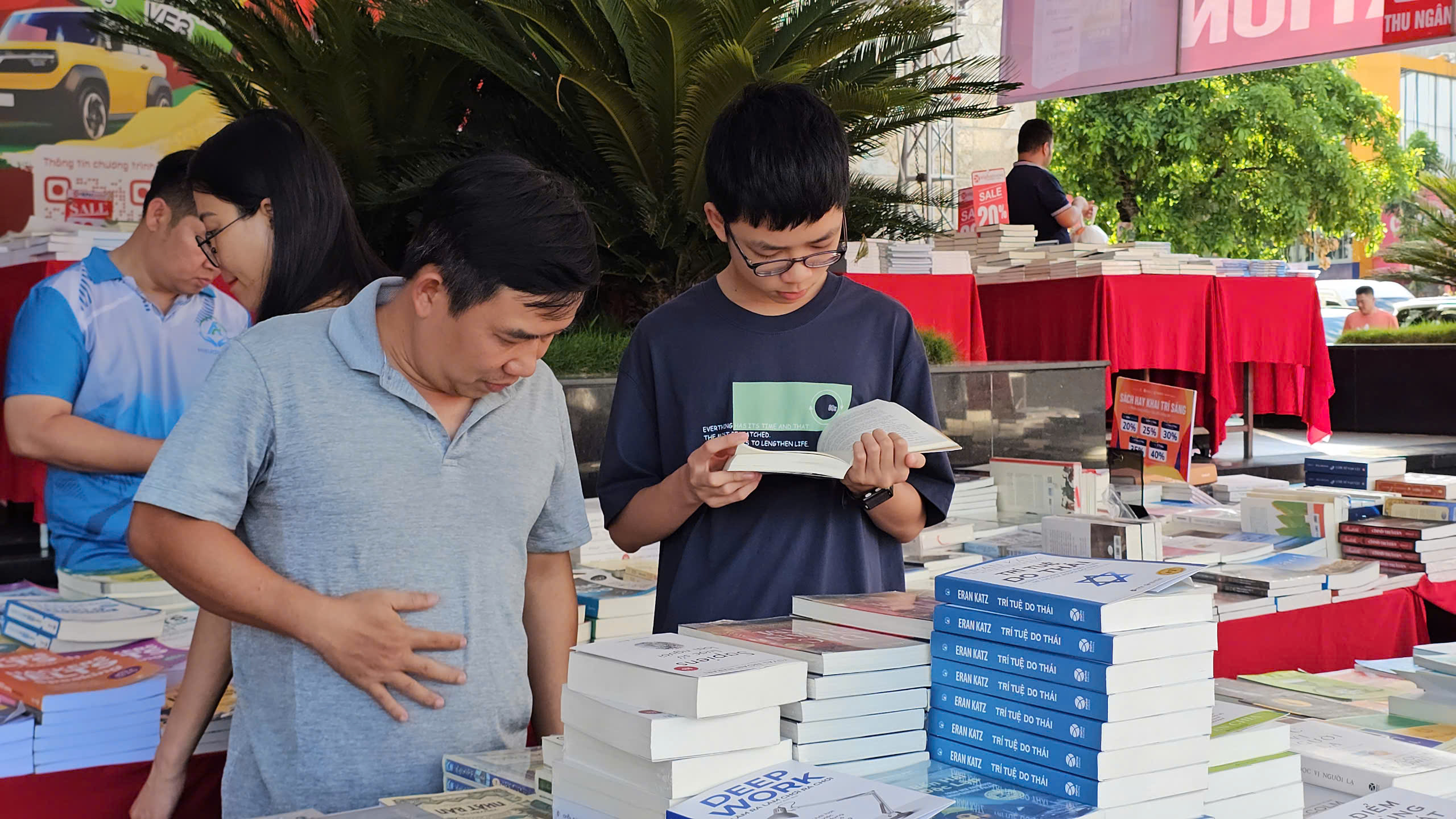 Nhộn nhịp tìm mua sách giảm giá
