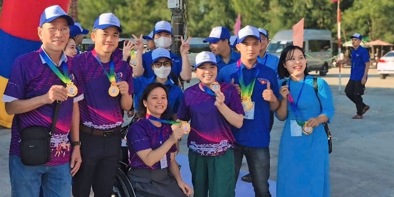 200 người tham gia chạy cùng người khuyết tật