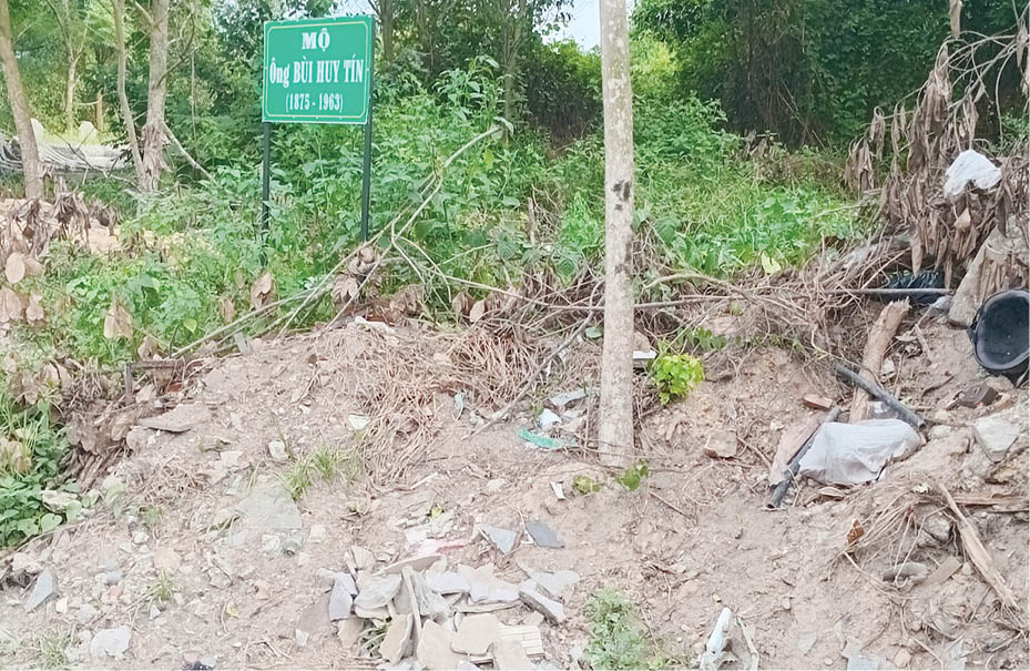 Mộ doanh nhân - nhà báo Bùi Huy Tín Không có đường vào