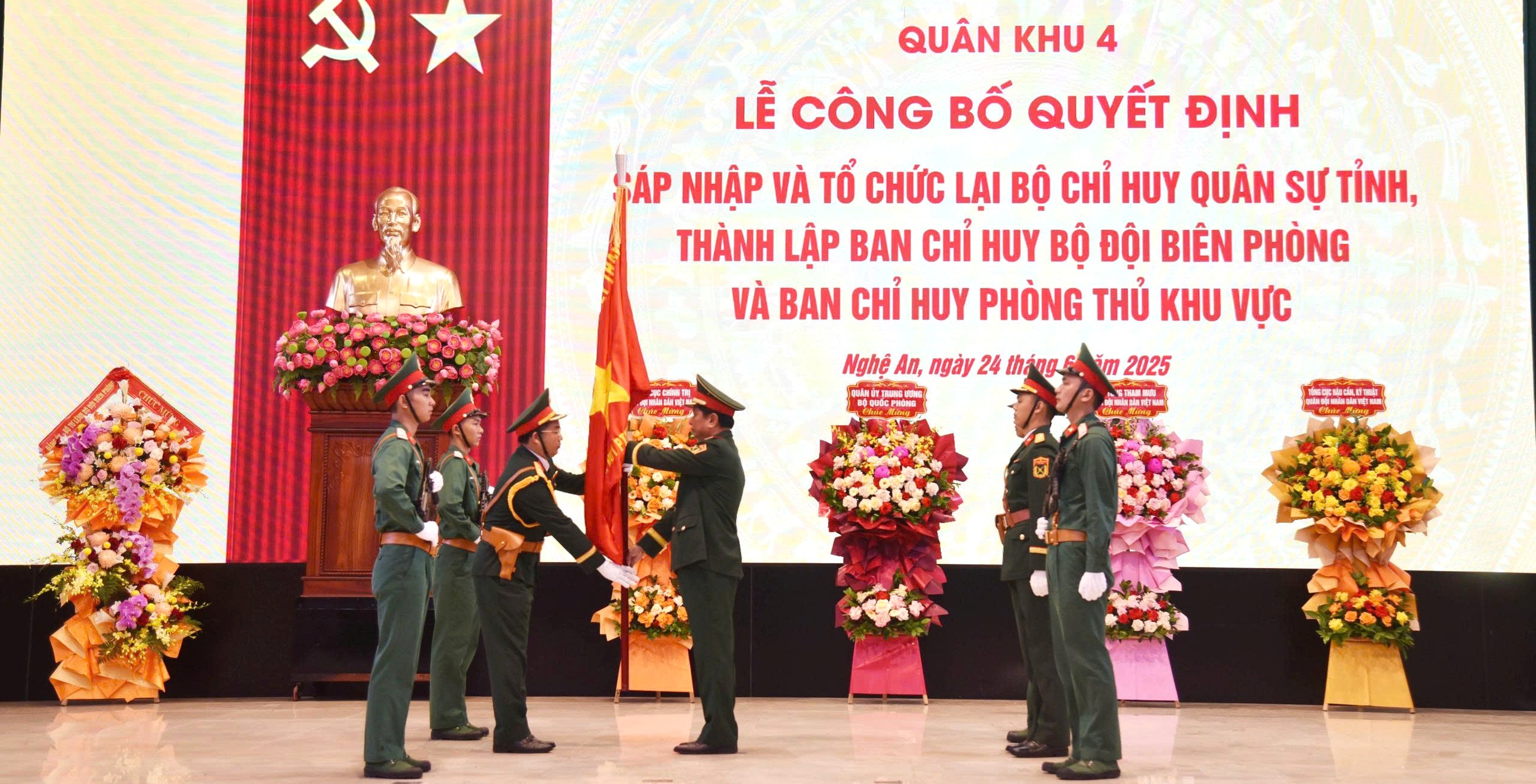 Công bố quyết định của Bộ Quốc phòng về sáp nhập, tổ chức cơ quan quân sự địa phương