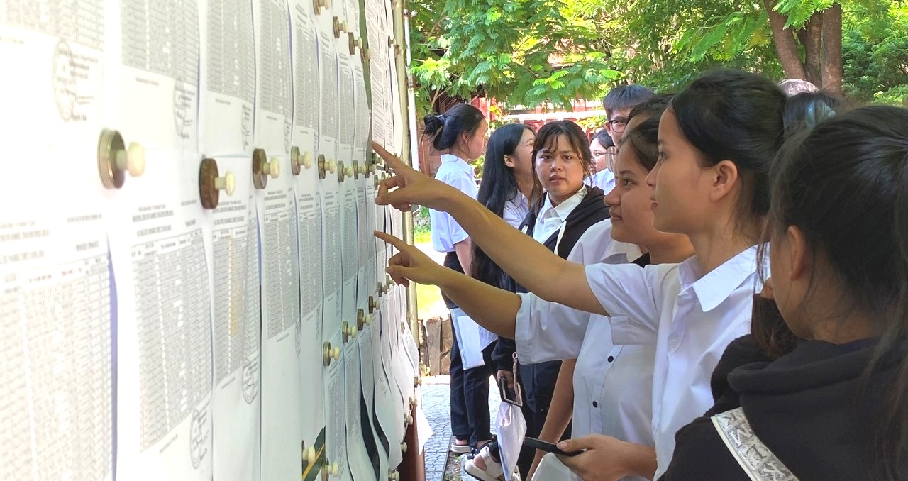 Thí sinh làm thủ tục dự thi tốt nghiệp trung học phổ thông