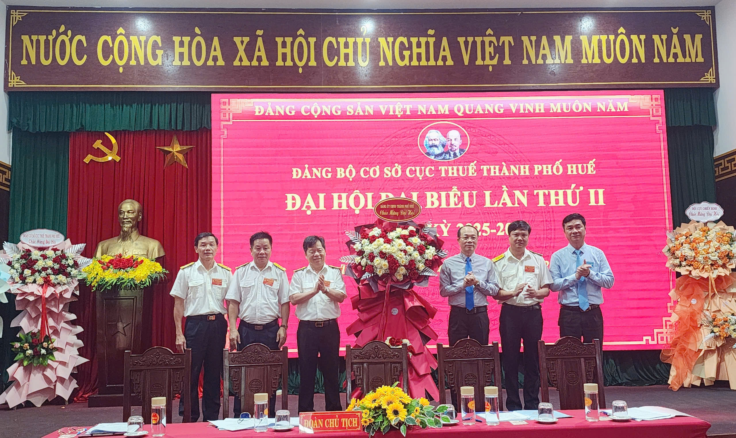 Lãnh đạo hoàn thành xuất sắc nhiệm vụ thu ngân sách Nhà nước giao