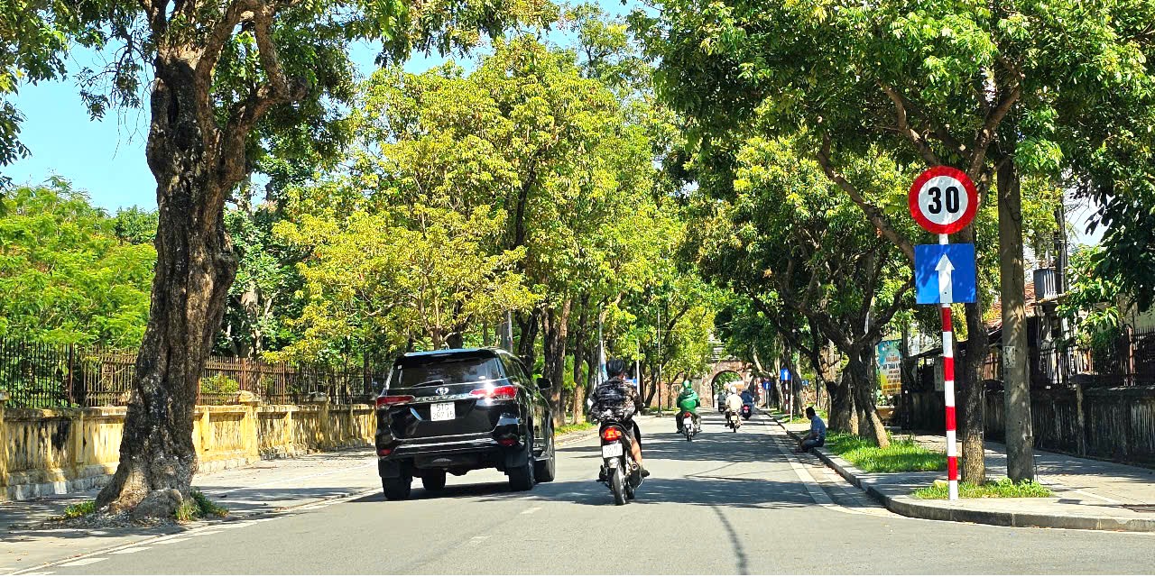 Lắp đặt biển báo hạn chế tốc độ 30km h tại 10 tuyến đường quanh Đại Nội