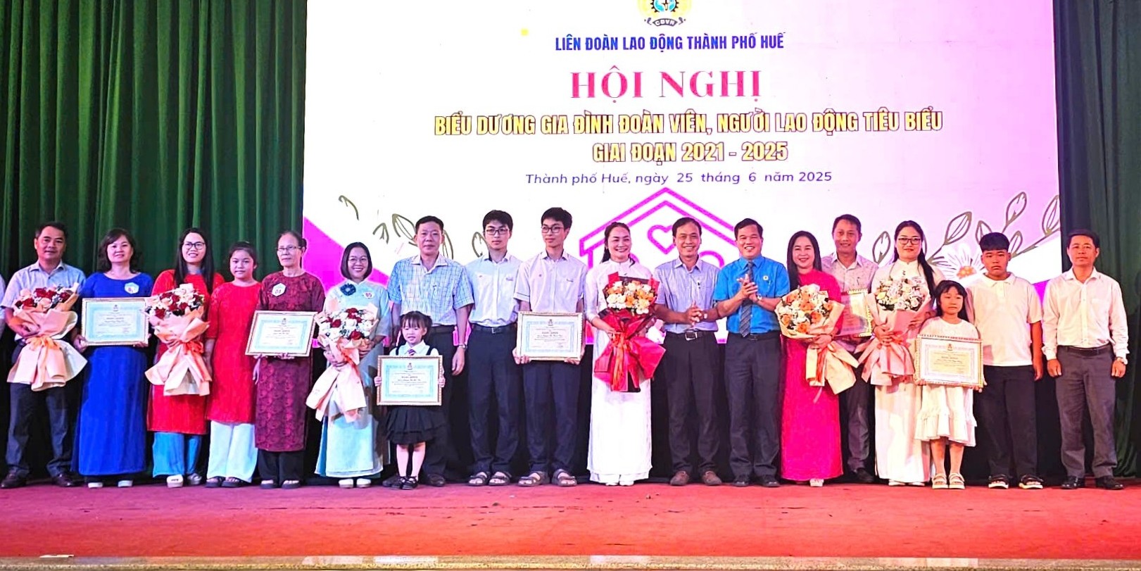 Tuyên dương 52 gia đình tiêu biểu giai đoạn 2021 - 2025