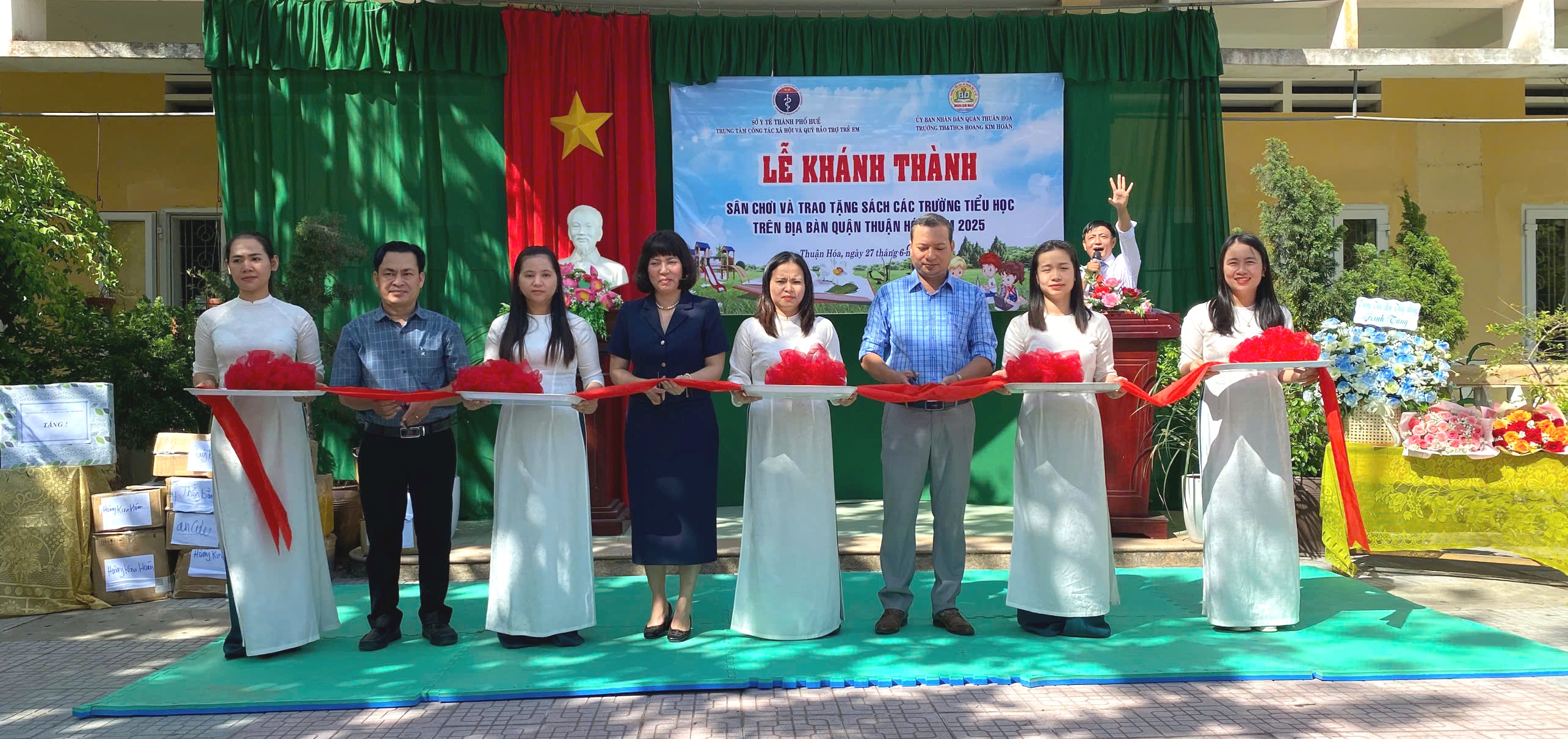 Khánh thành sân chơi và trao tặng sách cho các trường tiểu học