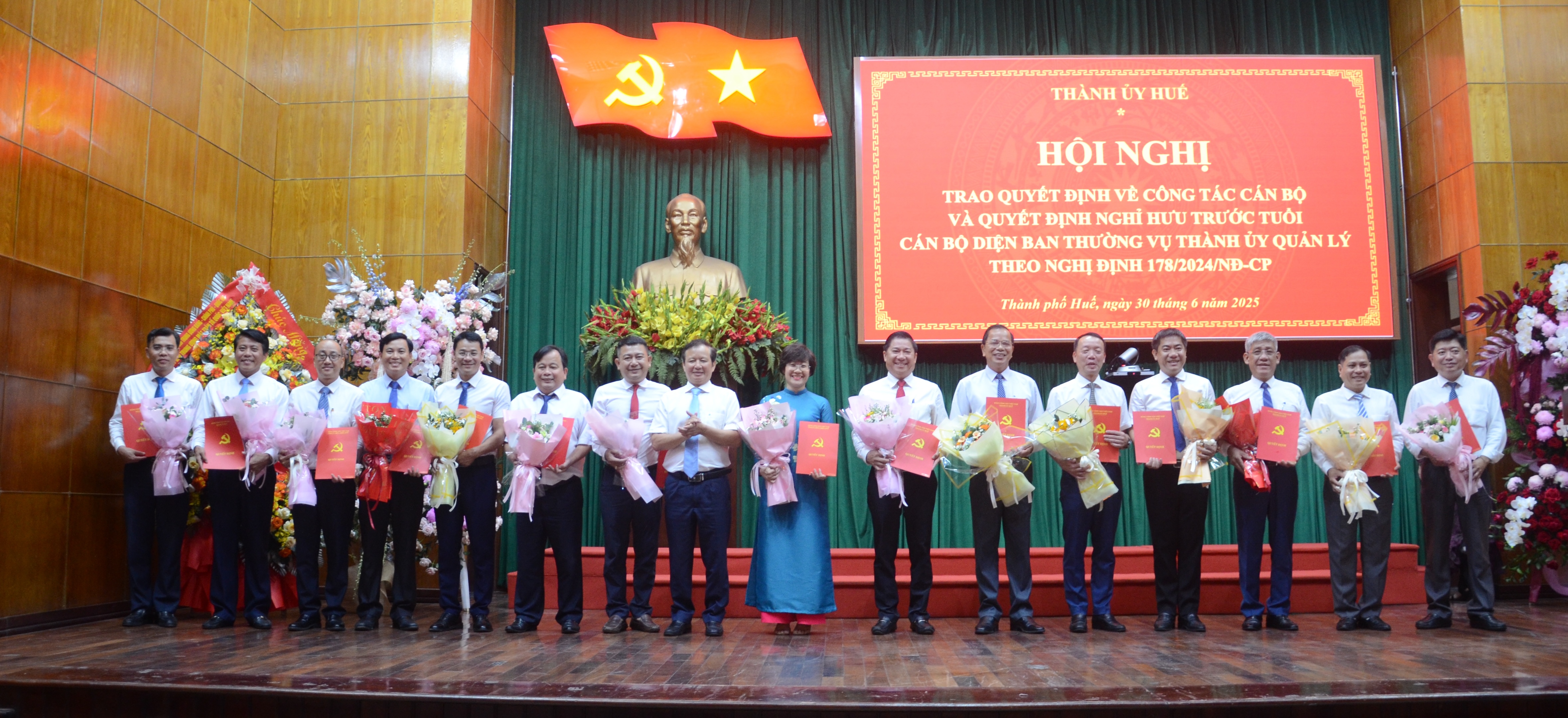 Trao các quyết định luân chuyển, điều động, bổ nhiệm cán bộ và nghỉ hưu trước tuổi